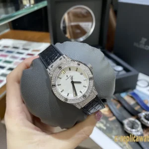Replica Watches Hublot Classic Fusion 33mm White Dial Women Swiss Quartz Movement Leather Strap 1:1 Clone Watch